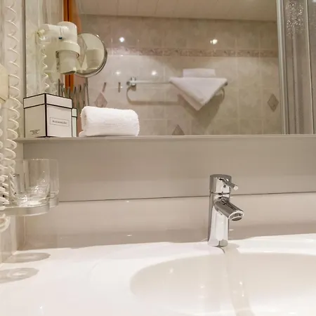Landhotel فندق 4*